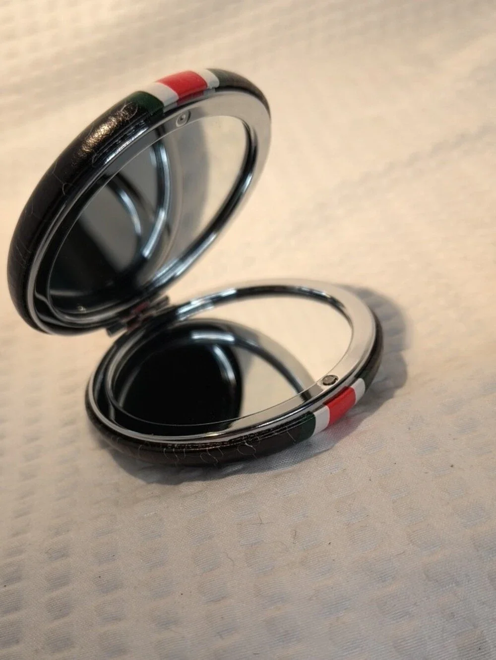 N/A round compact